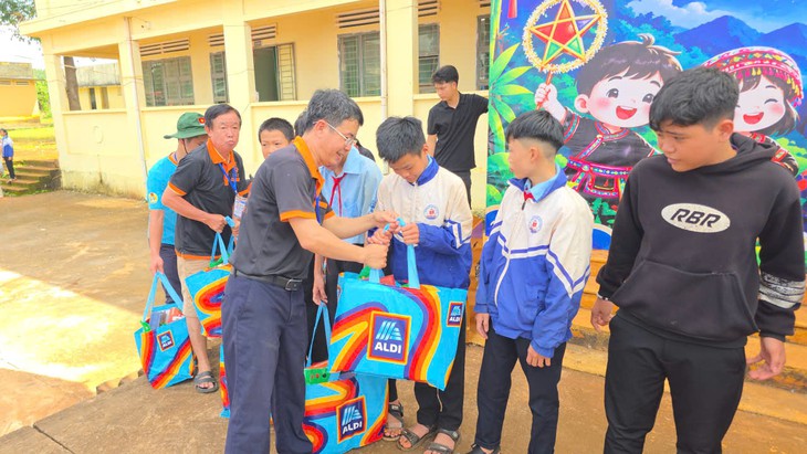 Lồng đèn tái chế từ vỏ lon mang Trung thu 2026 đến trẻ em vùng biên - Ảnh 4.