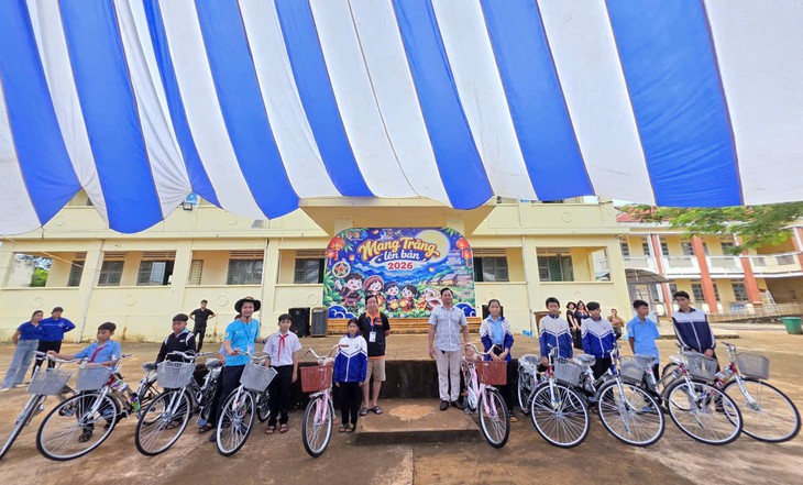 Lồng đèn tái chế từ vỏ lon mang Trung thu 2026 đến trẻ em vùng biên - Ảnh 3.