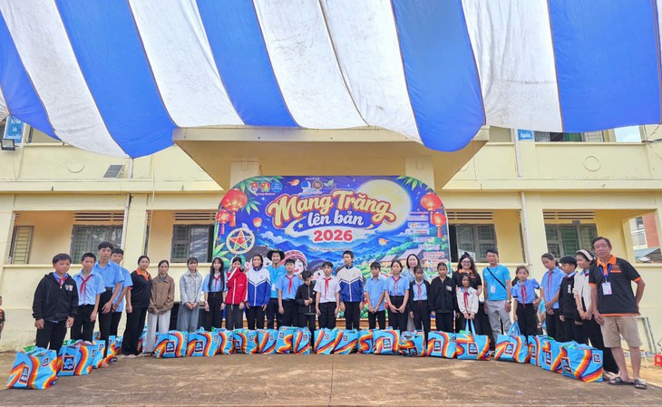 Lồng đèn tái chế từ vỏ lon mang Trung thu 2026 đến trẻ em vùng biên - Ảnh 2.