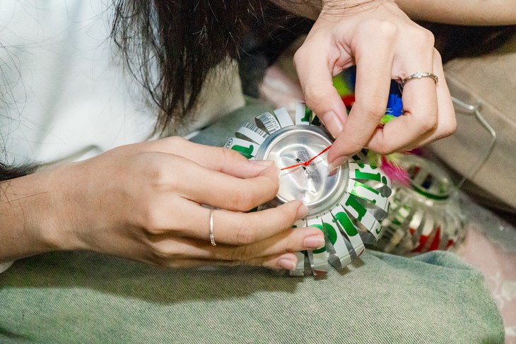 Lồng đèn tái chế từ vỏ lon mang Trung thu 2026 đến trẻ em vùng biên - Ảnh 9.