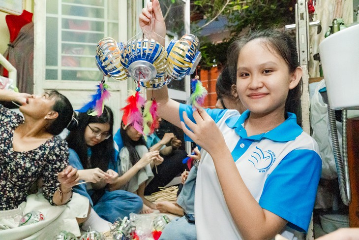 Lồng đèn tái chế từ vỏ lon mang Trung thu 2026 đến trẻ em vùng biên - Ảnh 8.