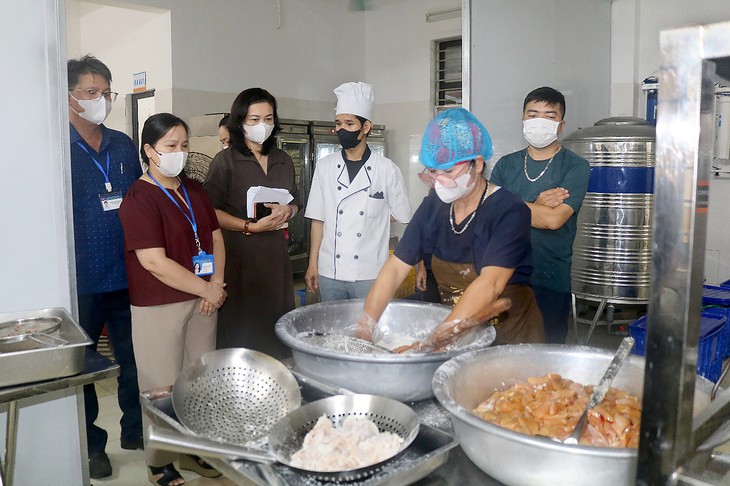 Hà Nội kiểm tra đột xuất bếp ăn trường sau phản ánh 'toàn tóp mỡ' - Ảnh 1.