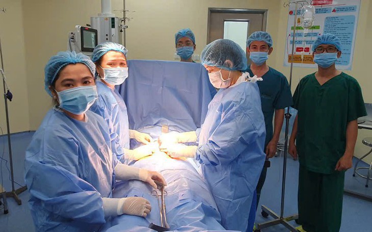 Bóc khối u nang buồng trứng to cho cụ bà 70 tuổi - Ảnh 3.