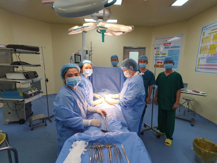 Đau bụng bất thường, người phụ nữ đi khám thì phát hiện u nang buồng trứng to như quả bưởi - Ảnh 1.