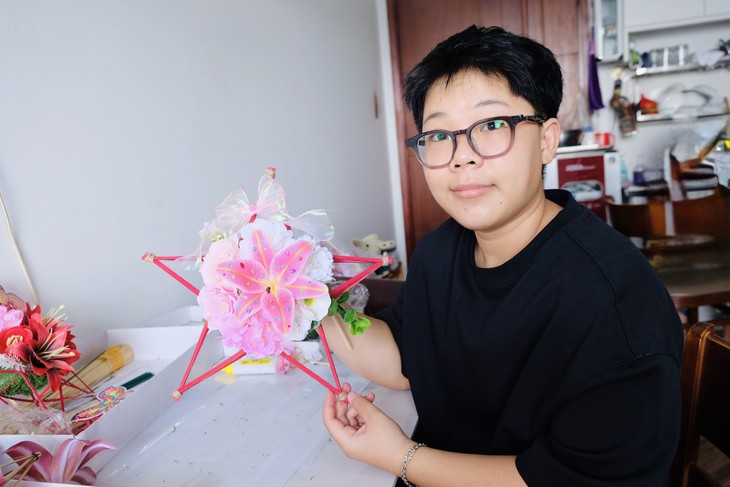 Hot trend lồng đèn hoa, chủ shop làm tới 5g sáng để kịp giao khách - Ảnh 2.