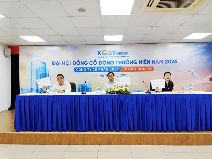 Năm công ty chứng khoán thông báo bán giải chấp gần 3,8 triệu cổ phiếu của
Chủ tịch Kosy và người liên quan - Ảnh
1.