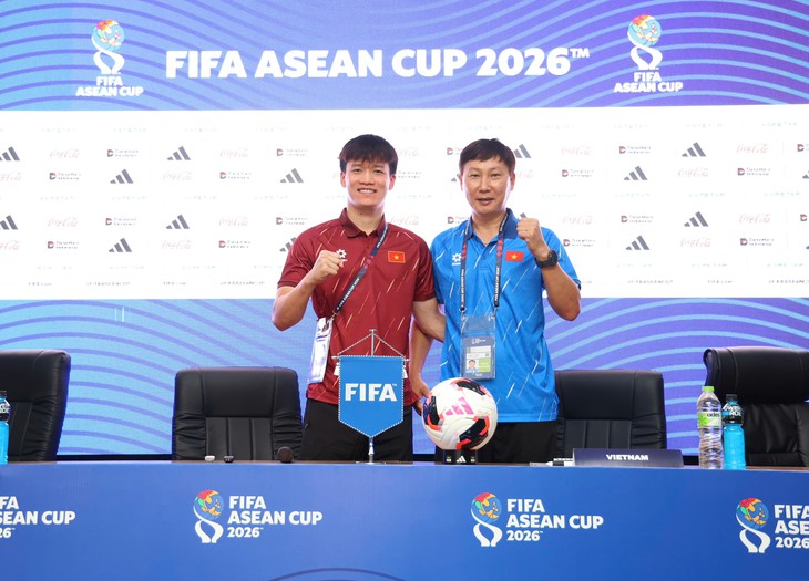 HLV Kim Sang Sik: 'Cầu thủ nhập tịch và Việt kiều là sự lựa chọn tốt nhất hiện tại' - Ảnh 2.