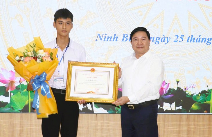 Chủ tịch tỉnh Ninh Bình tặng bằng khen nam sinh lớp 11 lao xuống dòng nước sâu cứu hai em nhỏ - Ảnh 1.