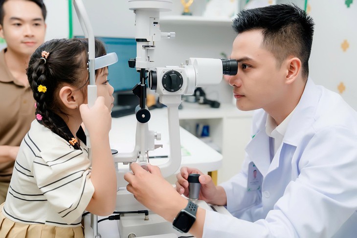 Những hiểu lầm phổ biến về kiểm soát cận thị cho con trong năm 2026 - Ảnh 1.