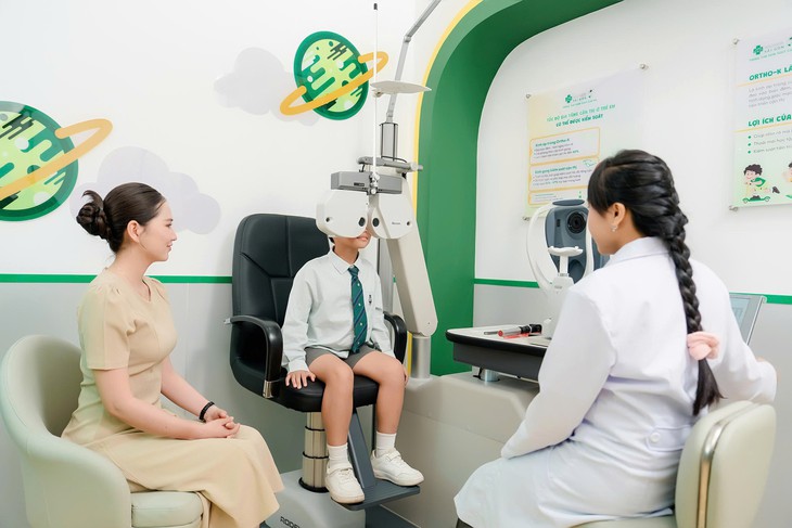 Tăng độ cận ở trẻ em: Không chỉ là đổi kính mà còn cần theo dõi sức khỏe mắt - Ảnh 3.