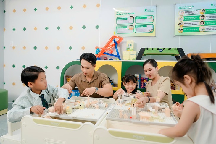 Tăng độ cận ở trẻ em: Không chỉ là đổi kính mà còn cần theo dõi sức khỏe mắt - Ảnh 1.