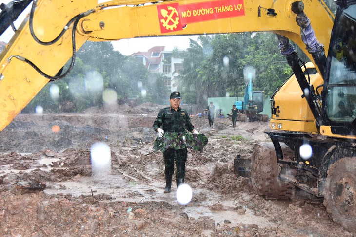 Dầm mưa nặng hạt quy tập hài cốt liệt sĩ vừa hé lộ tại công viên Lê Thị Riêng - Ảnh 1.