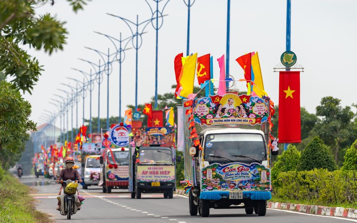 Cần Giờ rộn ràng đêm Nghinh Ông, pháo hoa thắp sáng biển đêm - Ảnh 1.
