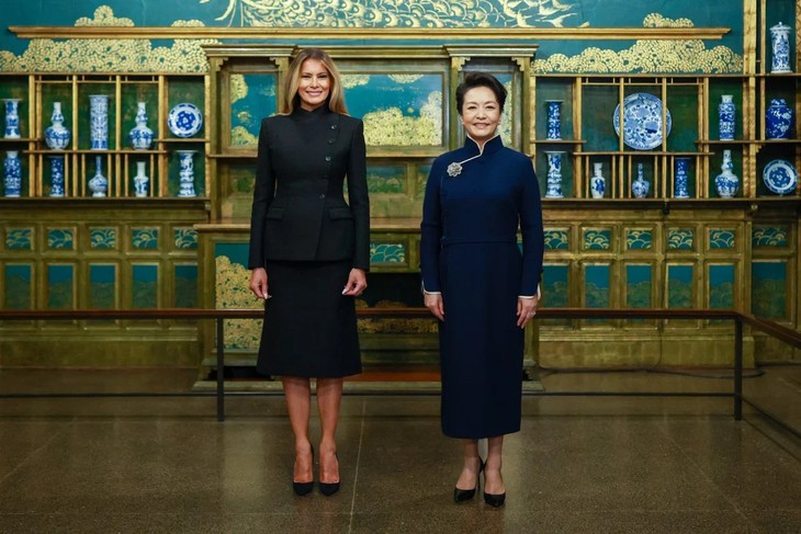 Hai đệ nhất phu nhân Melania Trump và Bành Lệ Viện cùng xuất hiện tại Washington qua loạt ảnh - Ảnh 2.