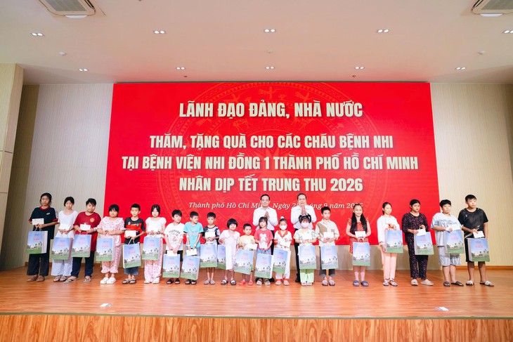 Chủ tịch Quốc hội thăm hỏi, tặng quà bệnh nhi khó khăn tại Bệnh viện Nhi đồng 1, TP.HCM - Ảnh 1.