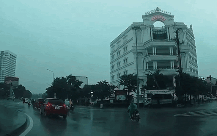 Sét đánh người đi xe trên đường hiếm đến đâu, phòng tránh thế nào? - Ảnh 2.