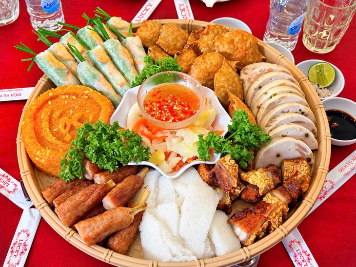 ‘Tôi đi tiệc cưới, sao phải dài cổ ngồi chờ giờ khai tiệc?’ - Ảnh 1.