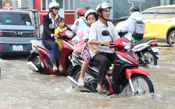 Giữa đỉnh triều, vòng xoay Trung Lương thoát cảnh ngập triền miên - Ảnh 4.