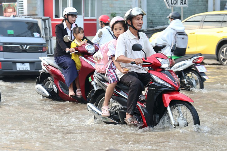 Cần Thơ cảnh báo triều cường dâng cao, học sinh tại vùng ngập sâu có thể nghỉ học - Ảnh 1.
