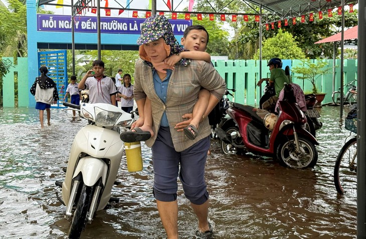 Mưa lớn kéo dài, đường ngập nhiều nơi, một xã ở Cà Mau cho học sinh nghỉ học - Ảnh 1.