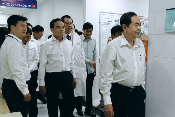 Chủ tịch Quốc hội thăm hỏi, tặng quà bệnh nhi khó khăn tại Bệnh viện Nhi đồng 1, TP.HCM - Ảnh 2.