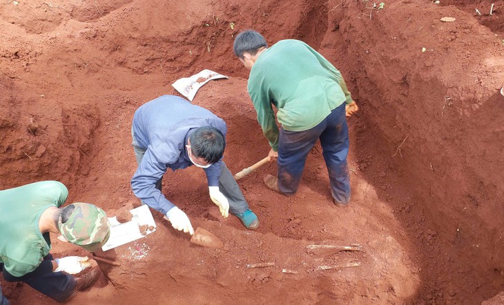 Một người dân ở Gia Lai đào đất trong vườn hồ tiêu thì phát hiện xương, bộ đội khai quật được 2 liệt sĩ - Ảnh 1.