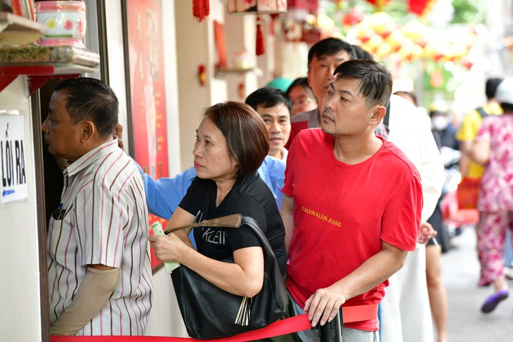 Khách rồng rắn xếp hàng mua bánh pía, ông chủ mang bánh tận nơi mời ăn thử - Ảnh 5.