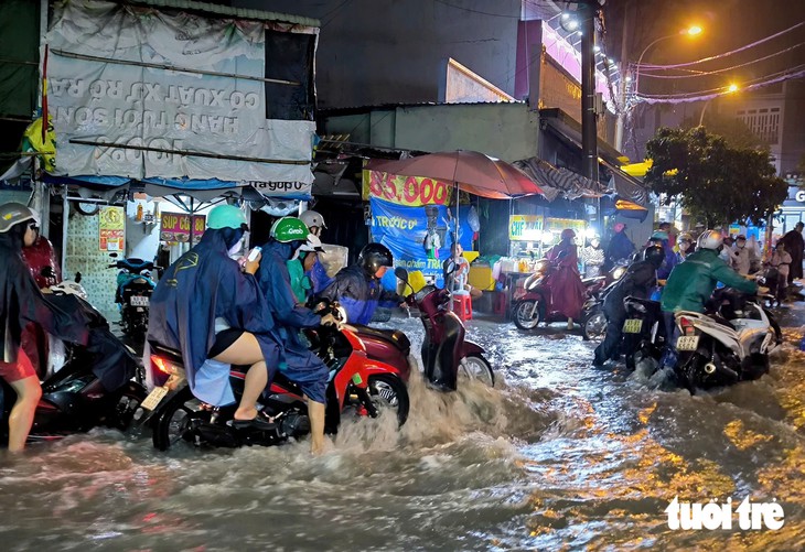 Nước cuồn cuộn về đường Lý Tế Xuyên TP.HCM: 'Cần bớt nước dồn về cuối dòng' - Ảnh 1.