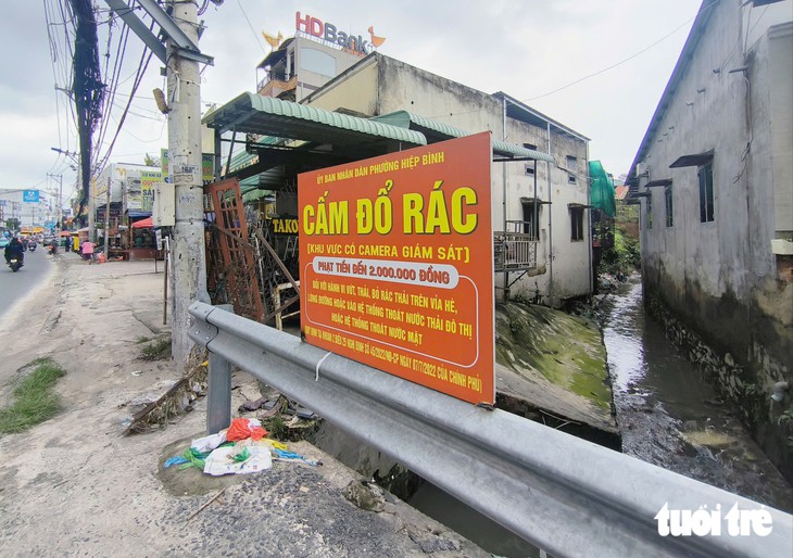 Nước cuồn cuộn về đường Lý Tế Xuyên TP.HCM: 'Cần bớt nước dồn về cuối dòng' - Ảnh 3.
