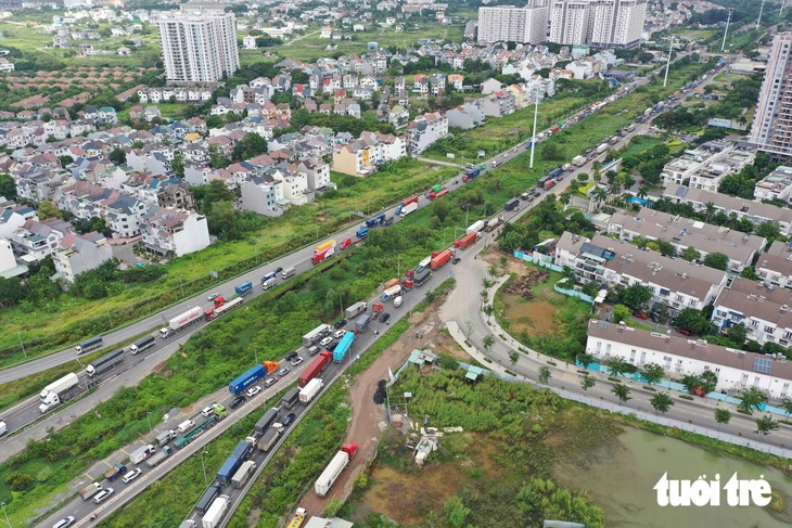 Sửa đường Võ Chí Công, hướng vào cảng Cát Lái ùn ứ kéo dài - Ảnh 1.