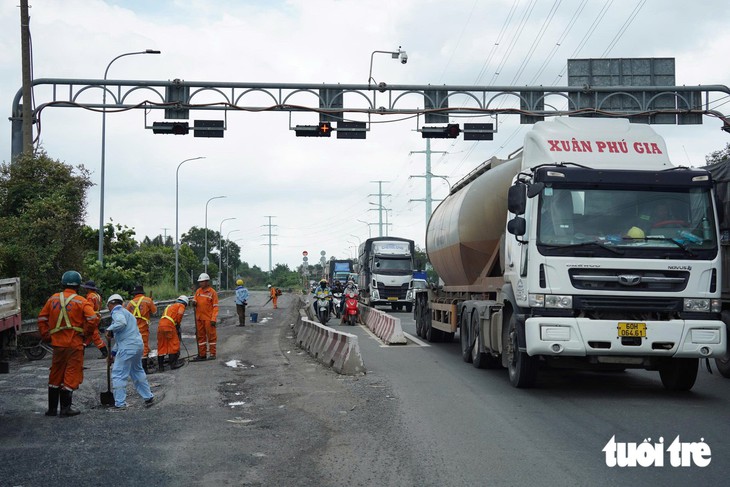 Sửa đường Võ Chí Công, hướng vào cảng Cát Lái ùn ứ kéo dài - Ảnh 5.