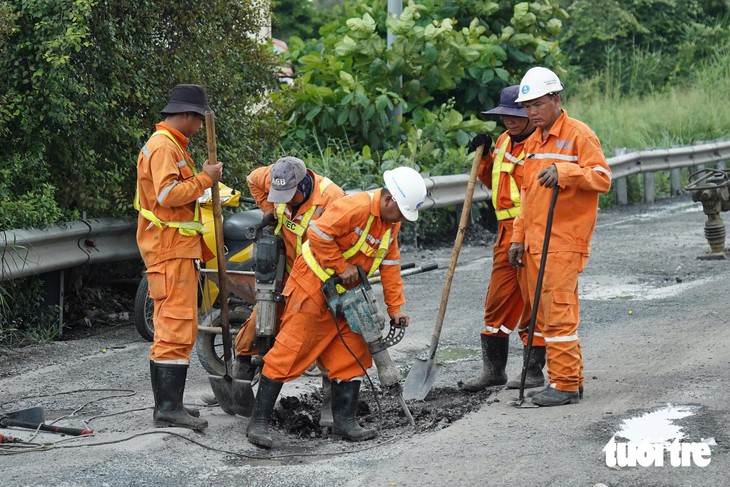 Sửa đường Võ Chí Công, hướng vào cảng Cát Lái ùn ứ kéo dài - Ảnh 6.