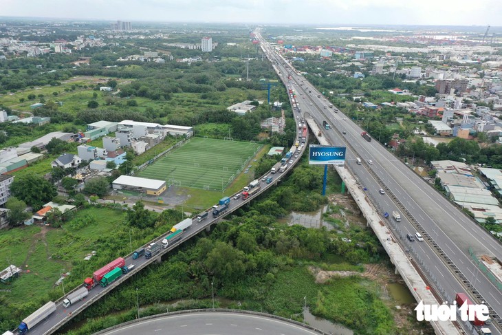 Sửa đường Võ Chí Công, hướng vào cảng Cát Lái ùn ứ kéo dài - Ảnh 2.