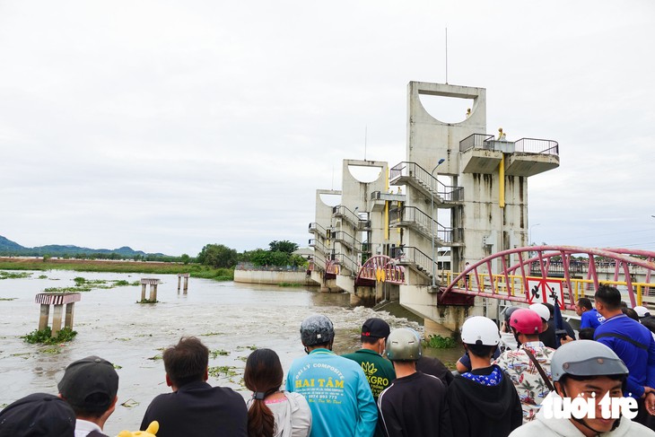 Chính thức mở cống Trà Sư - Tha La, nước cuồn cuộn đưa phù sa vào nội đồng Tứ giác Long Xuyên - Ảnh 1.