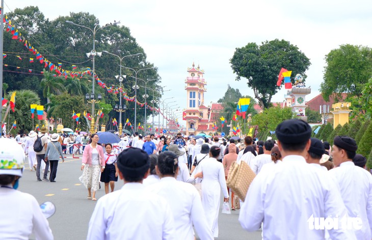 Hàng vạn người về Tòa Thánh Tây Ninh ăn chay, cúng đại lễ Hội Yến Diêu Trì Cung 2026 - Ảnh 2.