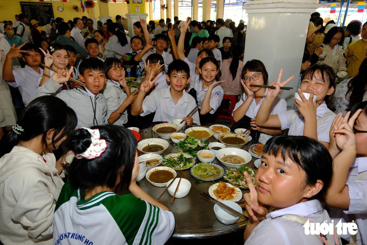 Hàng vạn người về Tòa Thánh Tây Ninh ăn chay, cúng đại lễ Hội Yến Diêu Trì Cung 2026 - Ảnh 3.