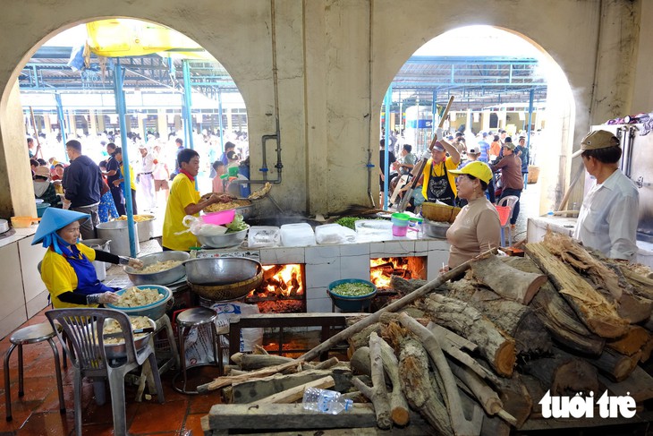 Hàng vạn người về Tòa Thánh Tây Ninh ăn chay, cúng đại lễ Hội Yến Diêu Trì Cung 2026 - Ảnh 4.