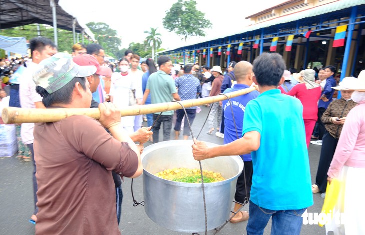Hàng vạn người về Tòa Thánh Tây Ninh ăn chay, cúng đại lễ Hội Yến Diêu Trì Cung 2026 - Ảnh 5.