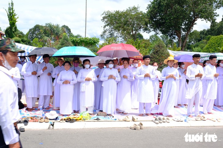 Hàng vạn người về Tòa Thánh Tây Ninh ăn chay, cúng đại lễ Hội Yến Diêu Trì Cung 2026 - Ảnh 6.