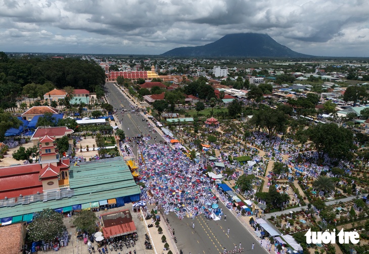 Hàng vạn người về Tòa Thánh Tây Ninh ăn chay, cúng đại lễ Hội Yến Diêu Trì Cung 2026 - Ảnh 7.