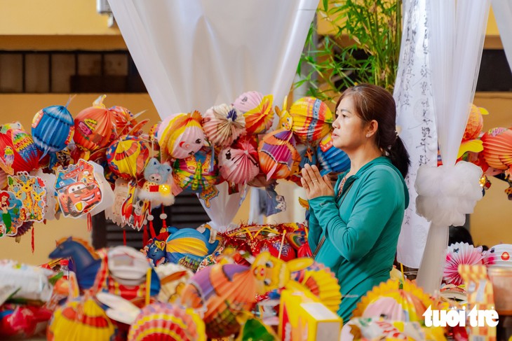 Những chiếc lồng đèn trung thu cho hơn 40.000 thai nhi và lời nhắn gửi đến người trẻ - Ảnh 1.