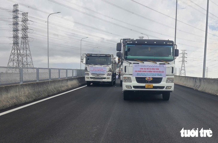 Bắt đầu thử tải cầu Phước Khánh, sẵn sàng thông xe cao tốc Bến Lức - Long Thành - Ảnh 1.