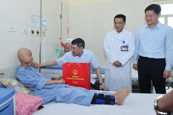 Thủ tướng trao quà của Tổng Bí thư, Chủ tịch nước Tô Lâm tới bệnh nhi tại Bệnh viện K - Ảnh 1.