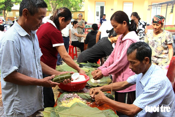 Cả làng gói bánh chưng làm quà Trung thu cho trẻ em - Ảnh 7.