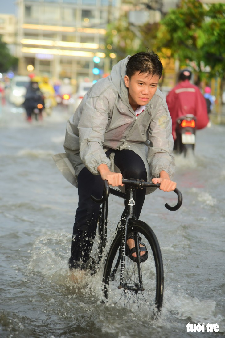 Ngã tư Nguyễn Văn Khối - Lê Văn Thọ ở TP.HCM ngập sâu, học sinh dắt xe lội nước về nhà - Ảnh 9.