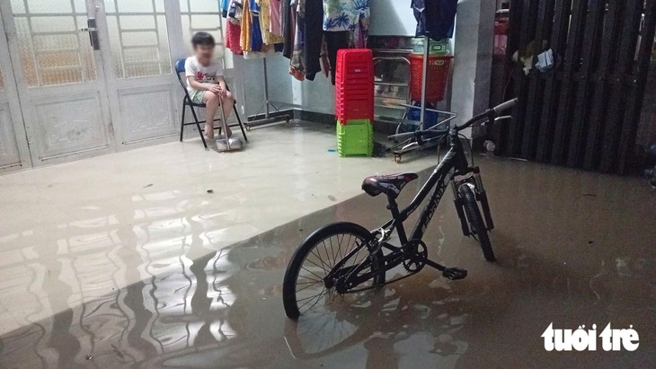 TP.HCM: nước tràn vào nhà, người dân Thuận An chủ động di tản - Ảnh 1.