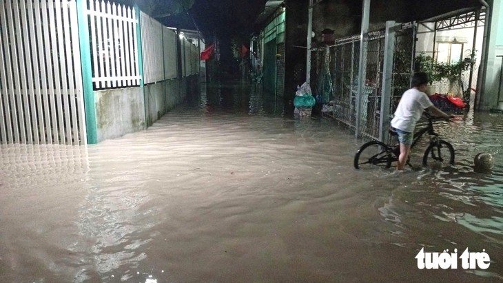 TP.HCM: nước tràn vào nhà, người dân Thuận An chủ động di tản - Ảnh 3.