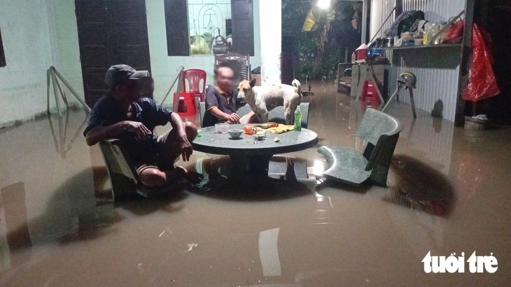 TP.HCM: nước tràn vào nhà, người dân Thuận An chủ động di tản - Ảnh 4.