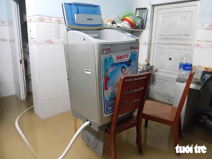 TP.HCM: nước tràn vào nhà, người dân Thuận An chủ động di tản - Ảnh 6.