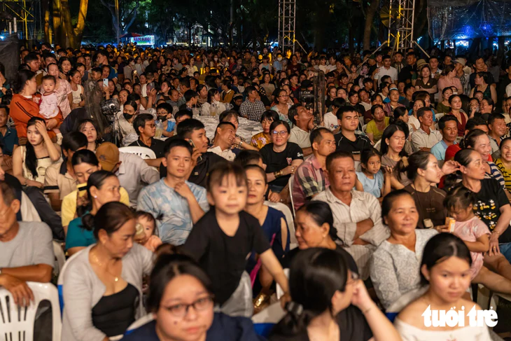 Cần Giờ rộn ràng đêm Nghinh Ông, pháo hoa thắp sáng biển đêm - Ảnh 5.